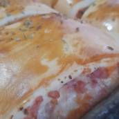 Assado de presunto e queijo