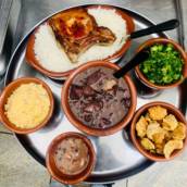 Prato feito de feijoada