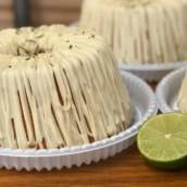Bolo de iogurte natural com raspas de limão e cobertura de mousse de limão em Bauru