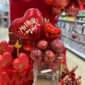Caixa de presente com balão para o Dia das Mães