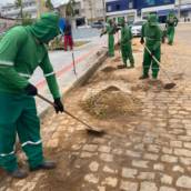 Execução de varrição dos resíduos volumosos oriundos do serviço de capinação.