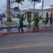 Limpeza de praças e feiras com auxílio de caminhão pipa.