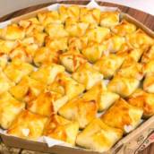 Salgado assado de Trouxinha de frango ou formato de pastelzinho em Bauru