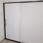 Porta de correr com película branca com acabamento em alumínio preto