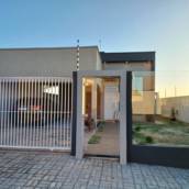 Muro de vidro incolor com ferragem cromada