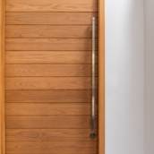 Porta em esquadria em Santa Maria de Itabira