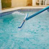 Escovação das paredes e bordas da piscina