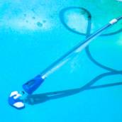 Aspiração do fundo da piscina