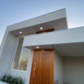 Porta Ripada em Madeira Maciça com Bandeira – Modernidade e Sofisticação no Ninho Verde II Eco Residence