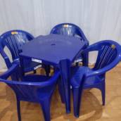 Cadeiras de plástico com braço