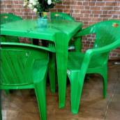 Mesas e cadeiras de plástico