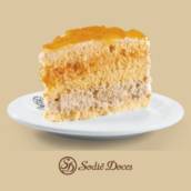 Bolo de Trufas Brancas com Nozes e Damasco