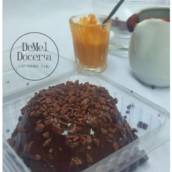Mini vulcãozinho de pão-de-mel recheado de doce de leite coberto com ganache.