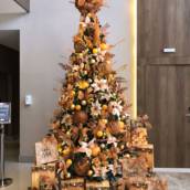 Árvore de natal dourada enfeitada 