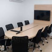 Painel TV com Mesa para Sala de Reunião