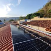 Instalação de placas solares efetuada na cidade de barra dos garças - MT pela empresa 4P Solar. Painéis solares em cima de um telhado, céu azul no fundo.