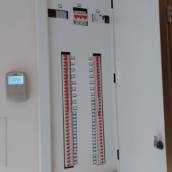 Eletricista que faz aumento de carga elétrica em estabelecimento comercial em Bauru