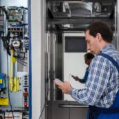 Plataforma Elevatória Articulada - Flexibilidade e Alcance com a Apex Elevadores