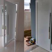 Portas Pivotantes – Sofisticação e Funcionalidade em Balneário Camboriú/SC