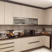 Cozinha Completa em MDF 100% com Vidros Cantados nas Portas Basculantes - Modernidade e Sofisticação em Osasco