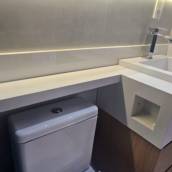 Pia para Banheiro de Empresas em Porcelanato - Elegância e Durabilidade Profissionais