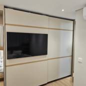 Armário de Quarto com TV na Porta - Conforto e Tecnologia Integrados - Guarulhos