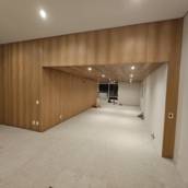 Painéis de Parede em MDF com Acabamento em Lâmina de Carvalho Europeu - Elegância e Versatilidade - Guarulhos