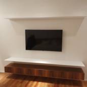 Móvel Rack em Nogueira - Design Minimalista e Funcionalidade Oculta - Guarulhos