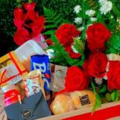 Cesta com rosas naturais