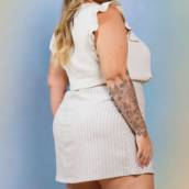 BLUSA COM BABADO BEGE E SAIA SHORTS LISTRADO CRU 