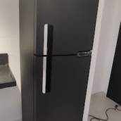 Envelopamento de geladeira em uma cor 