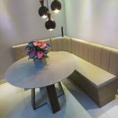 Canto Alemão Modelo Novo com Torre de Tomadas e Encosto Curvado