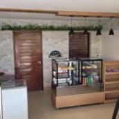 Prateleira Decorativa e Teto Madeirado com Ripado