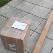 Cliente satisfeito recebendo os produtos da Energia Solar MK