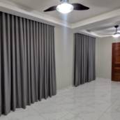 Cortina no Tecido Voil Trabalhado com Forro de Tergal no Trilho Suíço na Fita Wave dentro do Cortineiro e Semi-Blackout ao Fundo