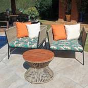 Conjunto de Poltronas com Mesa de Centro - Elegância e Conforto no Riviera de Santa Cristina XIII, SP