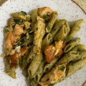 Macarrao Integral ao molho pesto e lascas de salmão
