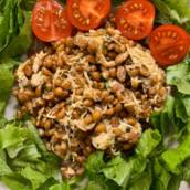 Salada de grãos de trigo com frango desfiado