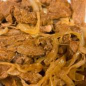 Iscas de filé mignon aceboladas