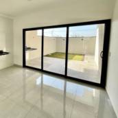 Porta 3 Folhas com Vidros – Amplitude e Sofisticação para seu Ambiente em Ninho Verde I Eco Residence, SP