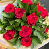 Buquê 10 Rosas e Ruscos (Folhagem)