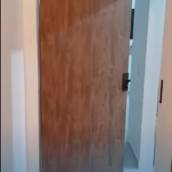 Porta de Vidro com Adesivo Personalizado em Alfenas – Estilo e Identidade Visual para Seu Espaço