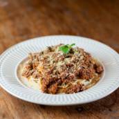 Espaguete ao molho bolonhesa com parmesão