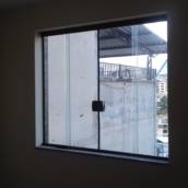 Janela em vidro temperado em Barbacena com segurança e leveza