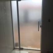 Porta em vidro temperado em Barbacena com design moderno