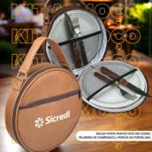 A Bolsa Porta Pratos Thaytec é uma criação original, desenvolvida com design exclusivo e confeccionada em couro ecológico de alta resistência — um material impermeável, durável e fácil de limpar.

Seu interior estofado oferece proteção total contra impactos, evitando danos às louças. Além disso, a camada térmica interna permite transportar alimentos mantendo a temperatura por mais tempo.

Com duas telas internas de sustentação, a bolsa garante estabilidade e segurança no transporte.

? Dimensões: 35 cm x 35 cm
?️ Capacidade: até 12 pratos de melamina ou 10 pratos de porcelana