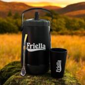 
Desenvolvido para quem valoriza qualidade, funcionalidade e personalização, o Kit Tereré Térmico une design moderno e excelente desempenho térmico.

O conjunto é composto por uma garrafa térmica de 2,5 litros, com sistema de vedação que evita vazamentos, um copo em acrílico resistente e uma bomba em aço inox com detalhe personalizado, que completam a experiência com elegância.

As cores do kit podem ser personalizadas de acordo com a identidade da sua marca, e há também a opção de embalagem presente com berço interno, ideal para apresentações corporativas ou ações promocionais de destaque.