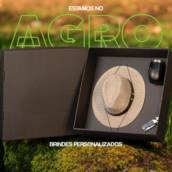 O conjunto é composto por um chapéu em fibra de bambu, com tecnologia respirável, antimofo e antiamassamento — resistente à água e capaz de retornar ao formato original mesmo após pressão ou dobras.
Acompanha um copo térmico personalizado, com tampa de vedação que mantém a temperatura ideal das bebidas, e um canivete multifuncional de excelente acabamento.

Todos os itens são apresentados em uma caixa-presente personalizada, com berço interno estruturado para acomodação perfeita e valorização do kit.