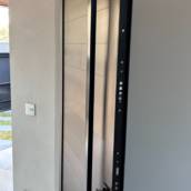 Porta Pivotante com Puxador Inox 1500mm e Fechadura Keso com 12 Pinos