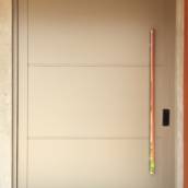 Porta Pivotante em ACM na Cor Silver Golden